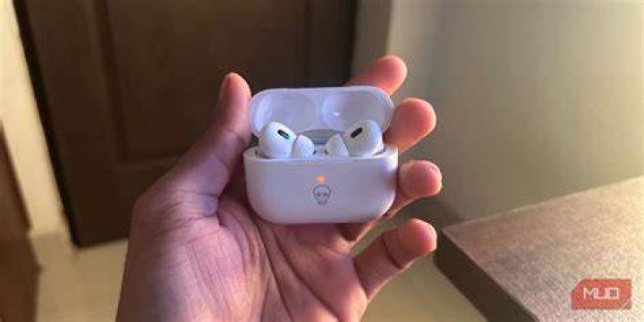 Does the orange light stay on when charging AirPods?