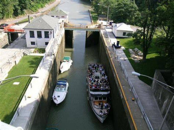 Why does Erie Canal have locks?
